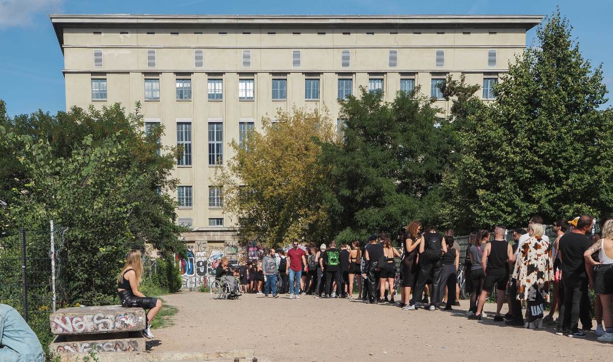 Ουρά ανθρώπων έξω από το Berghain - shutterstock